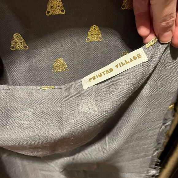 Graphic gold print scarf - Picture 4 of 4